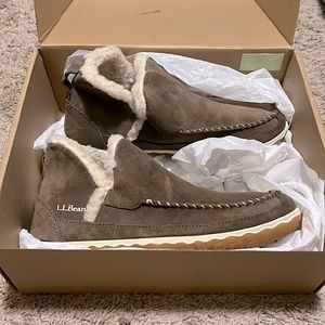 LL Bean Women’s Sheepskin Mountain Slippers never worn still in box